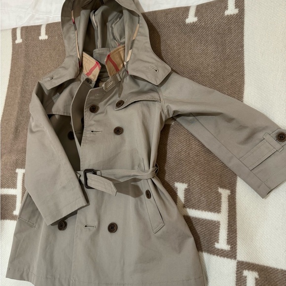 Burberry kids trench coat 
Excellent condition 
Size 18 months - Picture 2 of 5